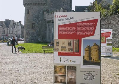 exposition en extérieur sur totem en location