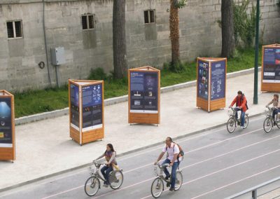 totem mobilier 3 faces pour expo extérieur