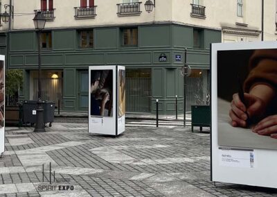 exposition photos temporaire extérieur sur totem Deco Home Paris