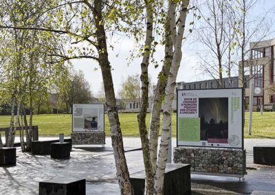 exposition extérieure support autoportant galets université Alençon