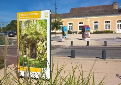 exposition extérieur sur totem